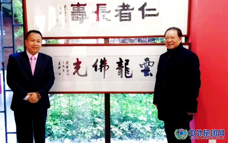 6文化创意策划人郑点（左）著名书法家、广西自治区党委原副书记潘琦（右）