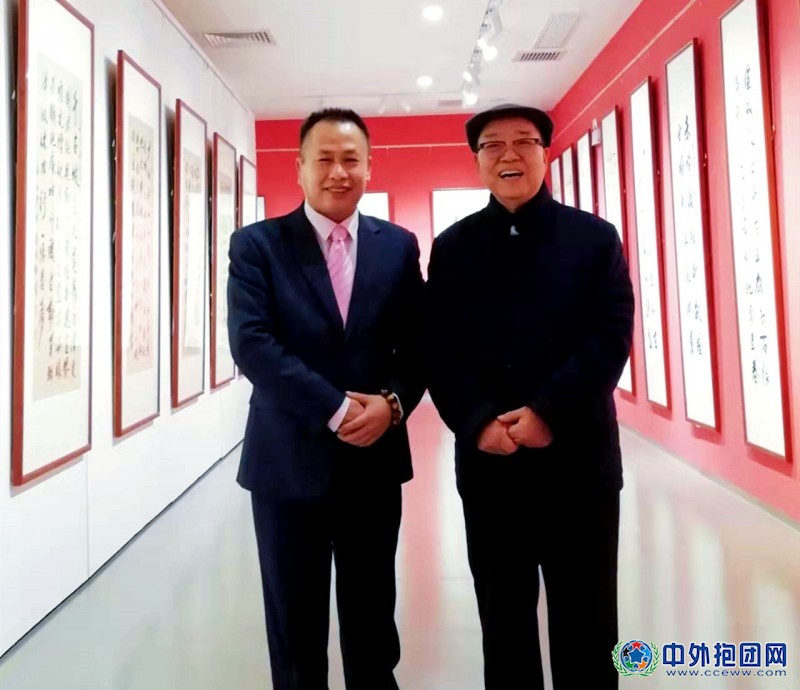 7文化创意策划人郑点(左),著名书法家、广西自治区政协原副主席潘鸿权(右)